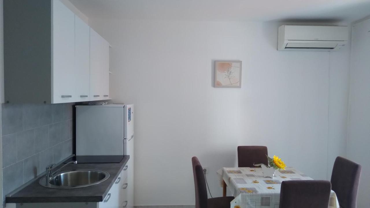 Apartmani "Lorenzo" Novalja Exterior foto